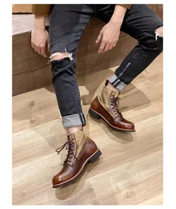 Primer plano de botas de moto de cuero envejecido con vaqueros rotos en suelo de madera