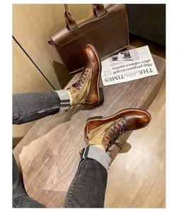 Detalle de botas de moto de cuero marrón envejecido de estilo vintage con cordones
