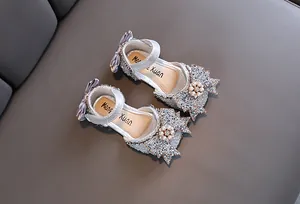 Silver glittery girls' princess sandals with rhinestone bow and pearl flower detail