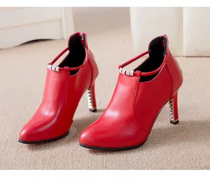 Botines rojos de tacón alto con punta afilada y perlas de cristal decorativas