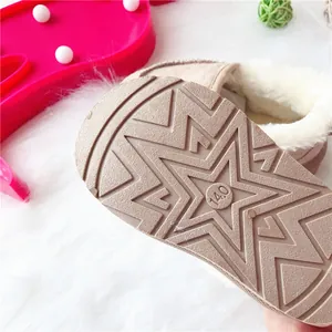 Detailansicht der Sohle eines Kinder-Winterstiefels mit Sternprofil und warmem Futter