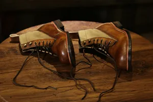 Detalle de las botas de moto en cuero envejecido con estilo retro japonés único