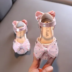 Sparkling pink princess sandals for girls with rhinestones and bows for the spring season