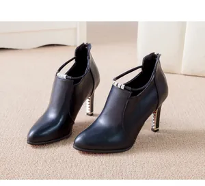 Elegantes botines negros de punta con tacón alto y tachuelas
