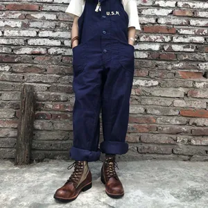 Primer plano de botas de moto de cuero envejecido vintage con estilo retro amekaji