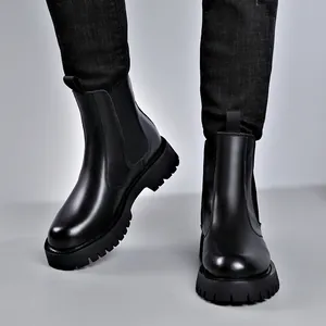 Moderne schwarze Chelsea-Boots für Herren mit dicker Sohle und elastischem Einsatz.