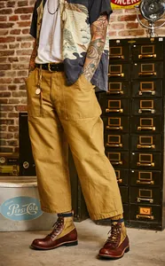 Primer plano de botas de moto vintage japonesas en cuero marrón y patchwork de lona.