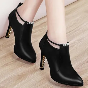 Botines negros elegantes de punta con tacón alto y llamativos detalles dorados modernos