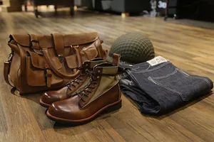 Botas de moto de cuero envejecido retro en un entorno de ropa de trabajo vintage