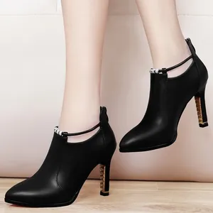Elegantes botines negros de punta con tacón dorado texturizzato y tira de strass