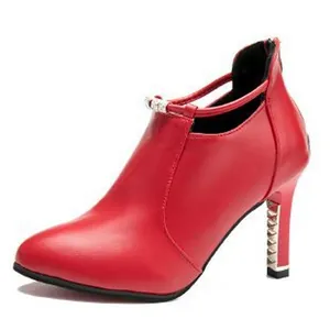Elegantes botines rojos de punta fina con tacón alto y detalles de tachuelas para mujer