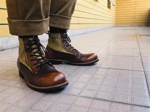 Vista lateral de botas de moto de cuero marrón de estilo vintage japonés con pantalones