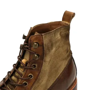 Primer plano detallado de la parte superior de cuero envejecido y lona en botas de moto retro