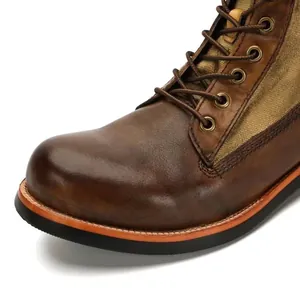 Primer plano de bota de moto de cuero marrón vintage con detalles de cordones