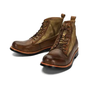 Detalle de botas de moto vintage en cuero marrón envejecido con diseño de cordones