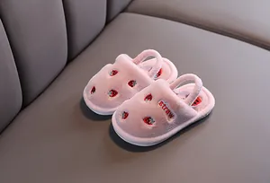 Chaussons en peluche rose pour bébés avec broderies fraise et bride de talon élastique