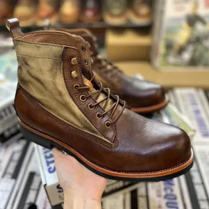 Detalle de botas de moto vintage en cuero marrón envejecido con paneles de lona