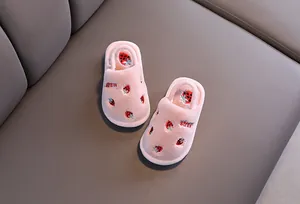 Chaussons en peluche roses pour enfants avec broderie fraise et brides arrière sécurisées