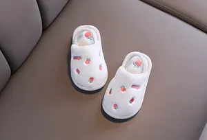 Vue détaillée de pantoufles en peluche pour enfants avec broderie et bride arrière.