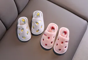 Vue détaillée de chaussons en peluche pour enfants avec motifs de dessins animés roses
