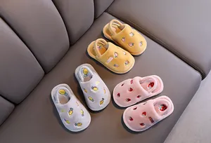 Chaussons en peluche pour tout-petits avec bride élastique et motifs de dessins animés