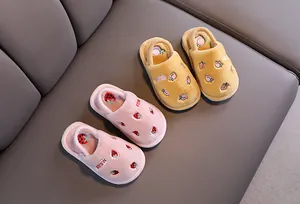 Chaussons d'hiver en peluche pour enfants avec broderies de fruits et bride arrière.