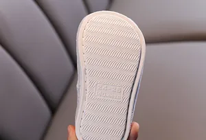 Détail de la semelle antidérapante pour chaussons d'hiver enfant, taille 140mm.