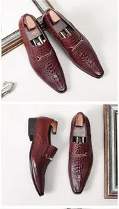 Vue détaillée de mocassins en cuir bordeaux avec gaufrage crocodile et dragon.