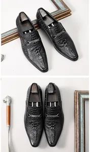 Vue détaillée de mocassins en cuir noir pour hommes avec motif de dragon et mors métallique.