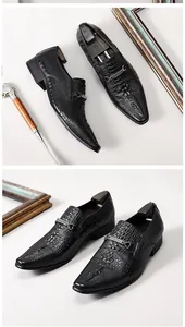 Détail du motif crocodile embossé sur ces mocassins pour hommes en cuir noir véritable.