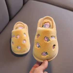 Chaussons en peluche jaunes pour enfants avec broderie pêche et sangle arrière élastique