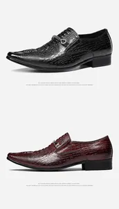 Détail de mocassins pointus pour hommes avec cuir gaufré de qualité et boucle métal