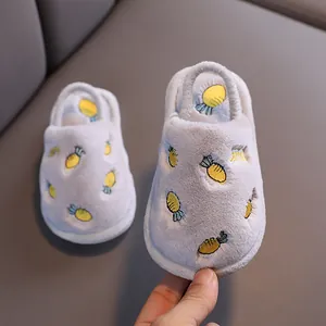 Chaussons en peluche gris pour enfants avec broderie carotte et bride arrière élastiquée