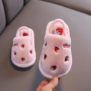 Chaussons en peluche rose pour enfants avec broderie fraise et bride arrière.
