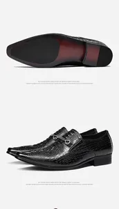 Détail de mocassins en cuir noir embossé croco montrant la semelle et le profil.