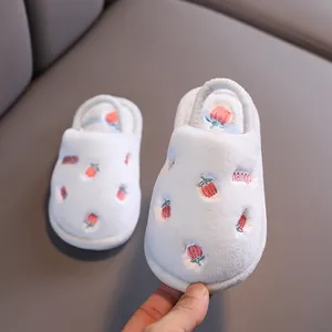 Chaussons en peluche blanche pour enfants avec broderie de fruits et bride arrière