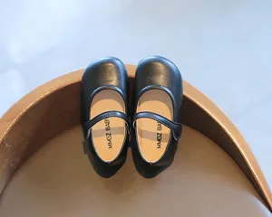 Detailansicht der schwarzen matten Leder-Mary-Jane-Schuhe für Mädchen mit Klettverschluss