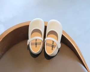 Draufsicht auf weiße Mädchen-Mary-Jane-Schuhe mit bequemem Klettverschluss-Detail