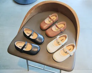 Draufsicht auf Mary Jane Schuhe für Kinder in Braun, Schwarz und Beige in Detail