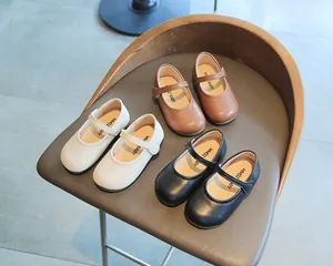 Auswahl an klassischen Mary Jane-Schuhen für Mädchen in Weiß, Hellbraun und Schwarz mit Klettverschluss.