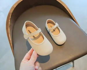Detailansicht der weißen Mädchenschuhe mit weichem Leder und praktischem Riemen