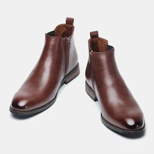 Dettaglio degli stivaletti Chelsea classici in pelle marrone da uomo con cerniera laterale.