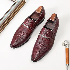 Mocassins élégants en cuir gaufré crocodile bordeaux avec mors en métal et bout pointu
