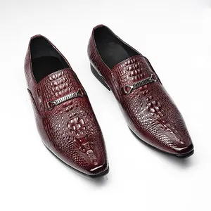 Mocassins pour hommes bordeaux à bout pointu avec cuir gaufré style crocodile
