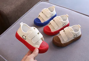 Detailansicht von Kinder-Leinenschuhen mit Klettverschluss und süßem Smiley-Muster