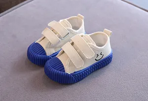 Detailansicht weißer Kinder-Stoffturnschuhe mit blauer strukturierter Kekssohle