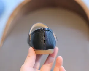 Detailansicht der Fersennaht am schwarzen Leder-Mädchen-Slipper mit weicher Sohle