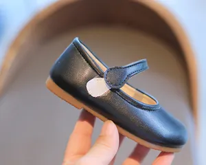Detailansicht schwarzer Mary Jane Schuh für Mädchen mit Klettverschluss und Gummisohle
