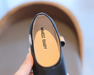 Nahaufnahme der weichen beige Innensohle und Markendetails eines schwarzen Mädchen-Lederhalbschuhs