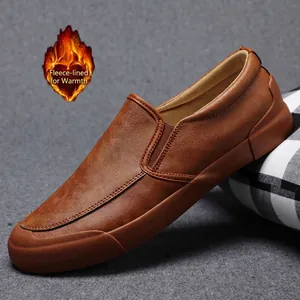 Lässige braune Slipper aus Leder für Herren mit warmem Fleecefutter für den Winter
